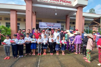 Đoàn từ thiện Thành phố Biên Hòa, tỉnh Đồng Nai thực hiện công tác thiện nguyện khám chữa bệnh và tặng quà cho học sinh