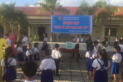 Cuộc vận động cán bộ giáo viên, nhân viên, phụ huynh và học sinh toàn trường hỗ trợ đồng bào các tỉnh Miền Trung.