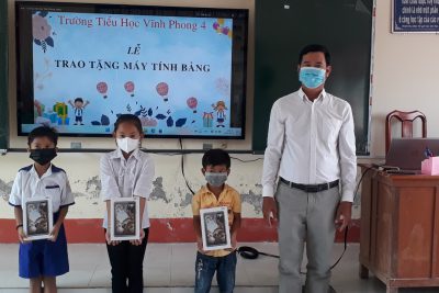 Trường Tiểu học Vĩnh Phong 4 tổ chức trao tặng 03 máy tính bảng đến các em học sinh