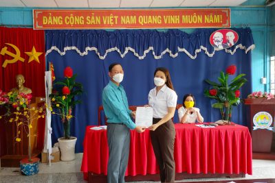 Trường Tiểu học Vĩnh Phong 4 trao Quyết định cử giáo viên Tổng phụ trách đội Thiếu niên tiền phong Hồ Chí Minh.