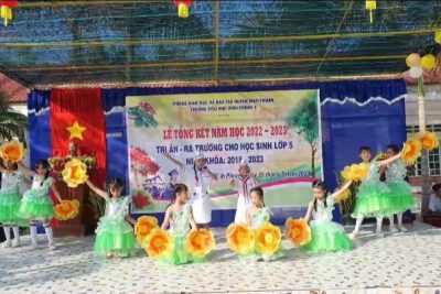 Tiết mục hát múa “Ai yêu Bác Hồ Chí Minh hơn thiếu niên nhi đồng – Em là mầm non của Đảng”