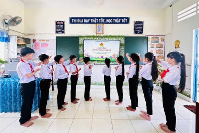 Hoạt động “Lớp em treo ảnh Bác Hồ” năm học 2024-2025